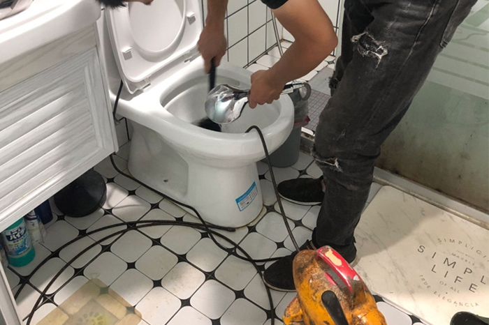 东安马桶堵塞自己疏通还是找师傅？专业上门服务让你省时更省心