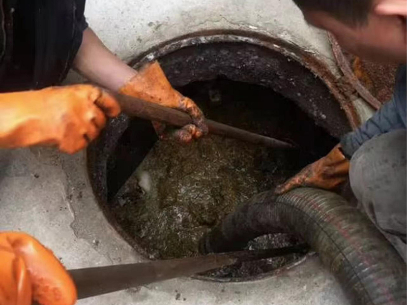 东安清理化粪池时如何避免沼气的危害？